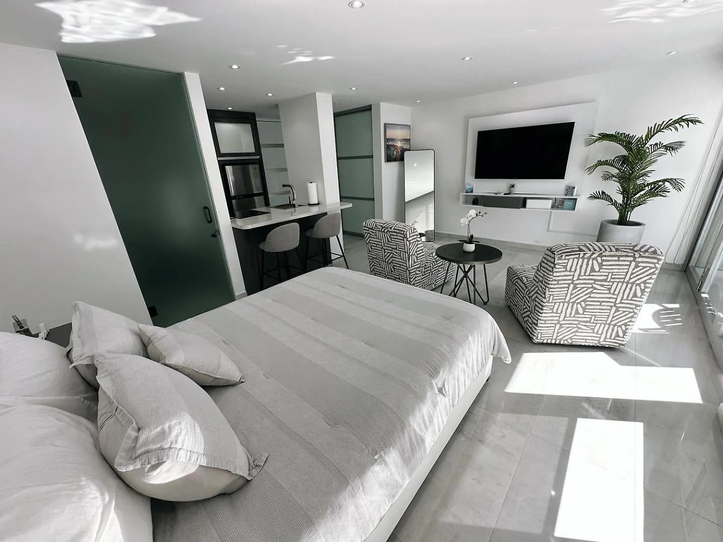 Ocean Front Coral Luxury Apartment San Juan